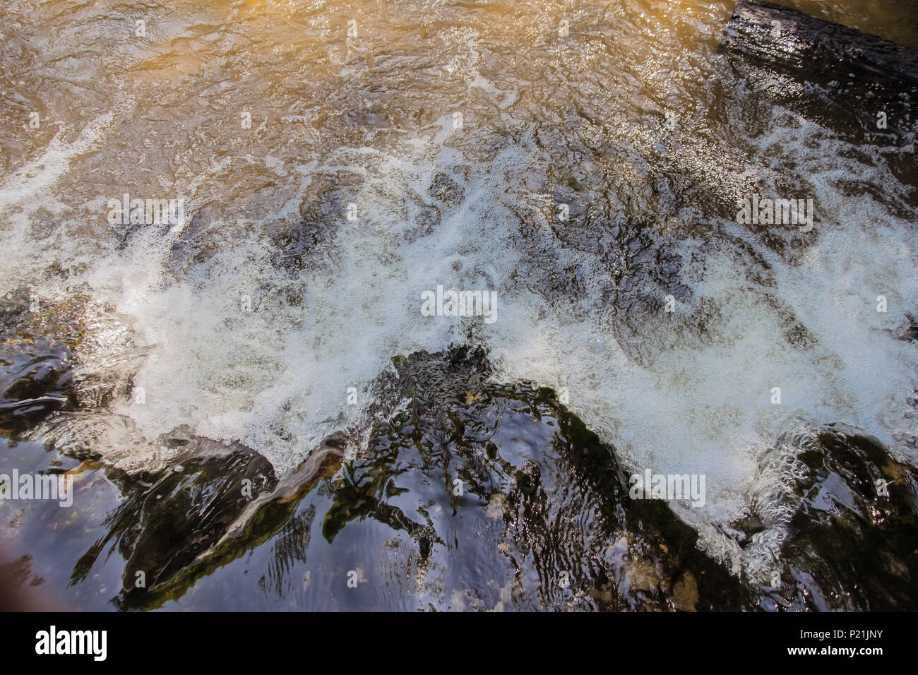 Schäumende Wasser in der Kaskade der Tanwia Fluss Stockfoto