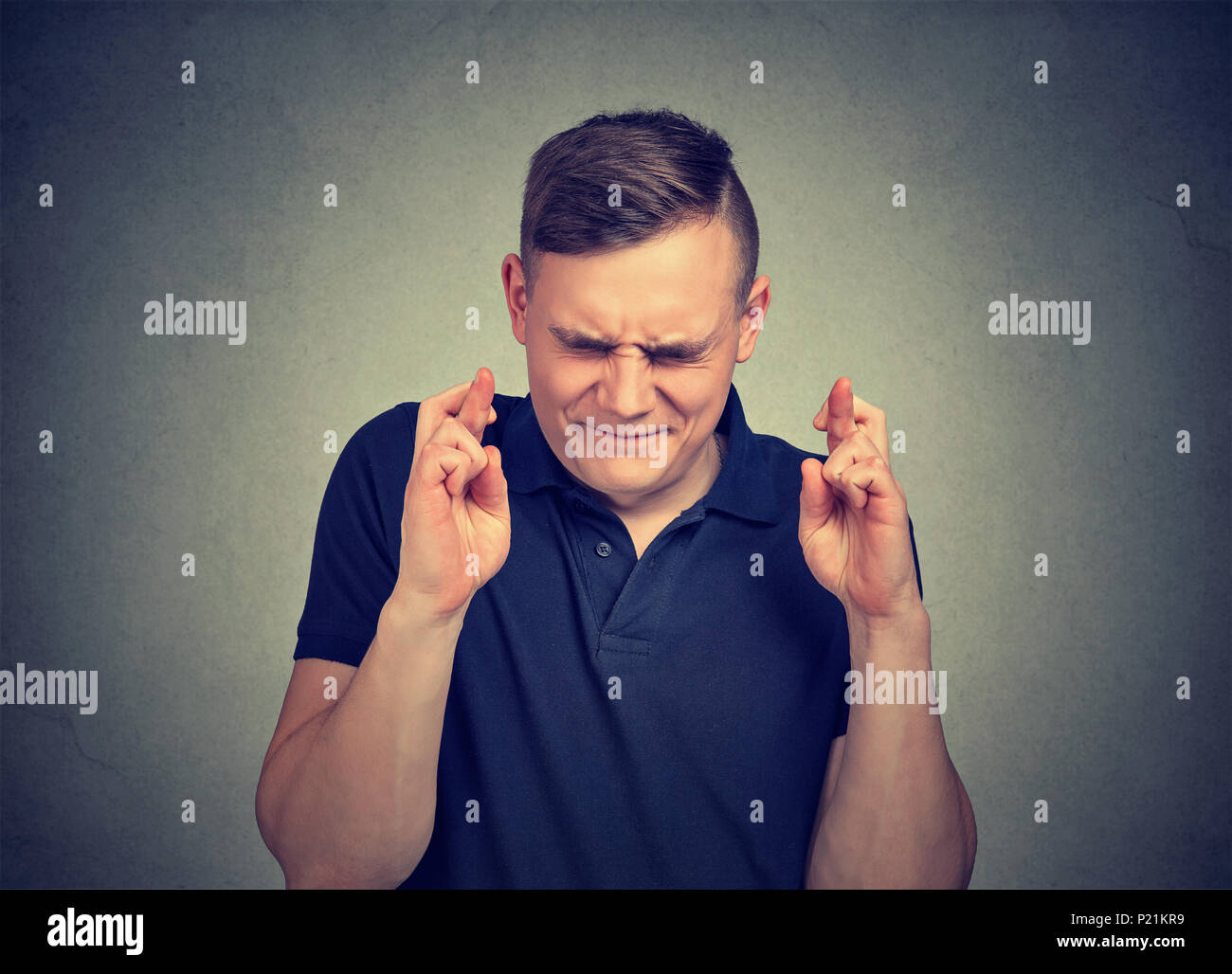 Mann, ein Wunsch, seine Finger halten gekreuzt. Stockfoto