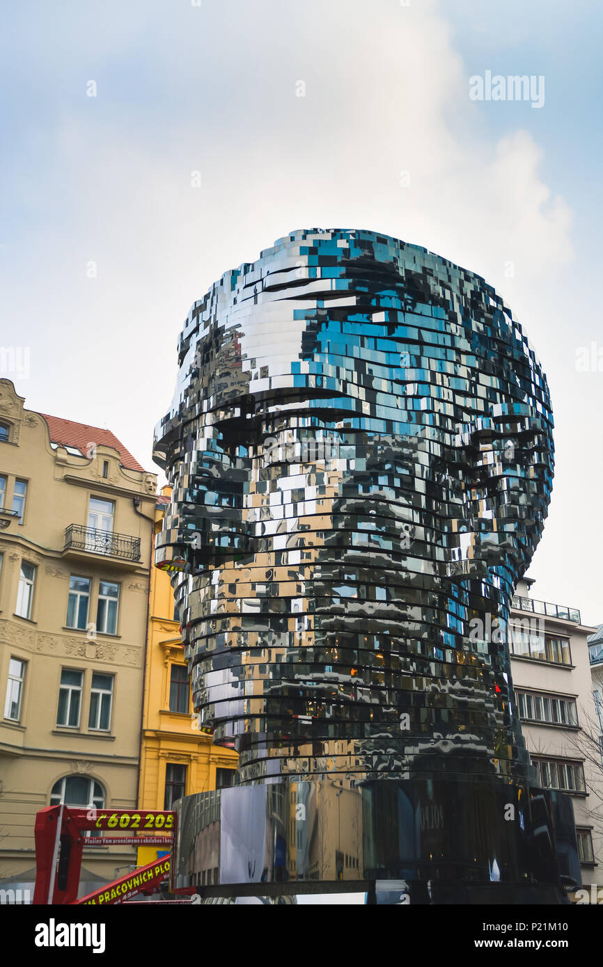 Die berühmten drehbaren 42-Schicht Skulptur von Franz Kafkas Kopf von David Cerny, Prag, Tschechische Republik Stockfoto