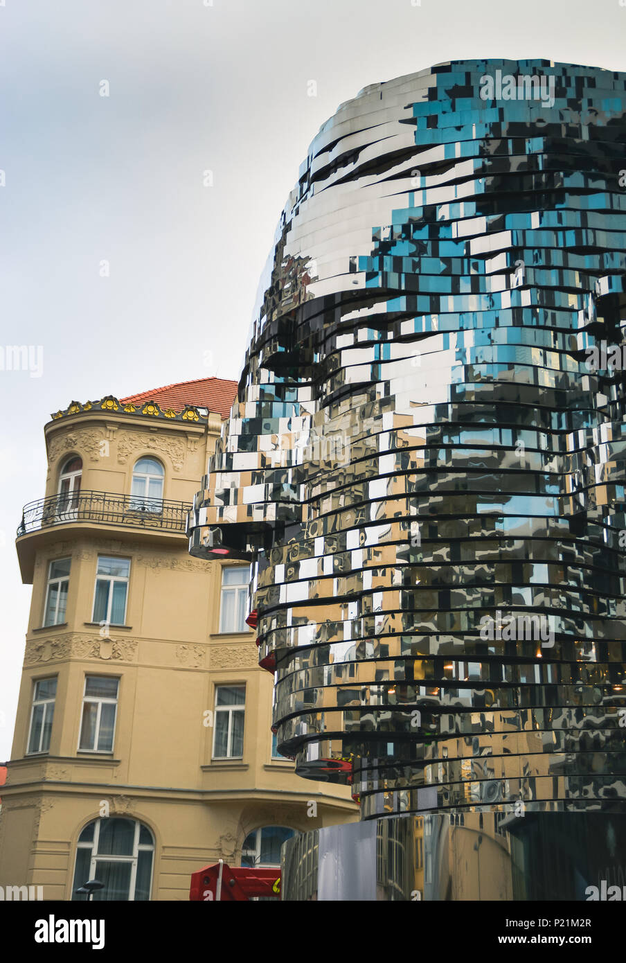 Die berühmten drehbaren 42-Schicht Skulptur von Franz Kafkas Kopf von David Cerny, Prag, Tschechische Republik Stockfoto