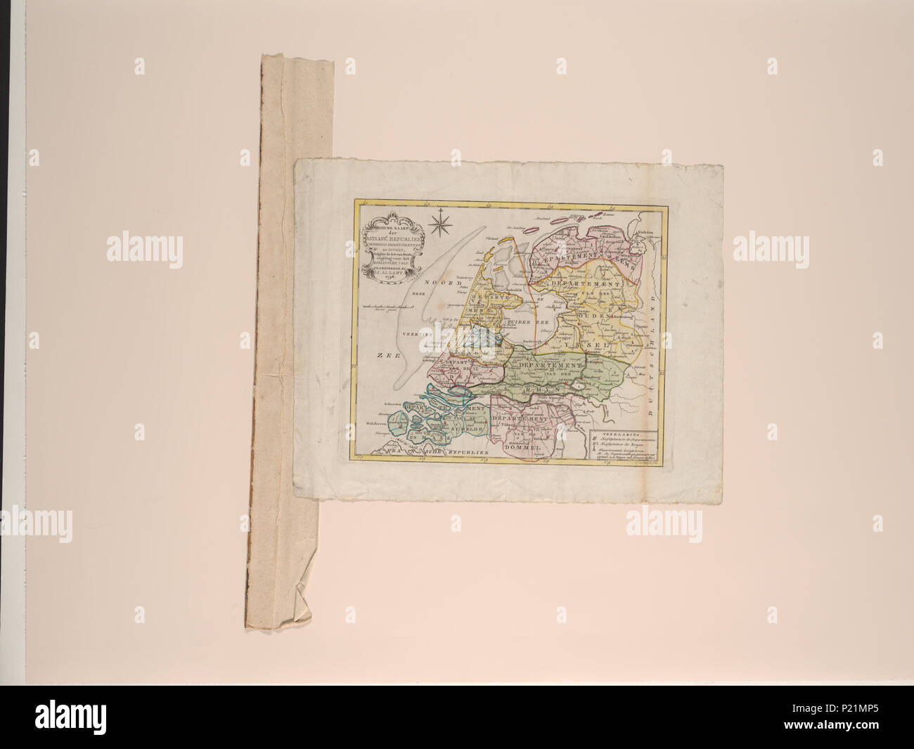 . Nieuwe kaart der Bataafse Republiek verdeeld in departementen en ringen, volgens de acte van staatsregeling voor het Bataafsche Volk/C. van Baarsel sculp. [C. 1: obersten Dringlichkeitsstufe]. 1798. Cornelis van Baarsel (1761-1826) XUBAKZL 12A 9 013, 3/29/12, 4:57 PM, 8C, 7992 x 10656 (0+0), 100 %% %%, JUNI 2011 PPRO, 1/120 s, R 55.3, G 22.5, B 20.0 190 Karte - Sondersammlungen Universität Amsterdam - OTM - HB-KZL I2A9 (14) Stockfoto