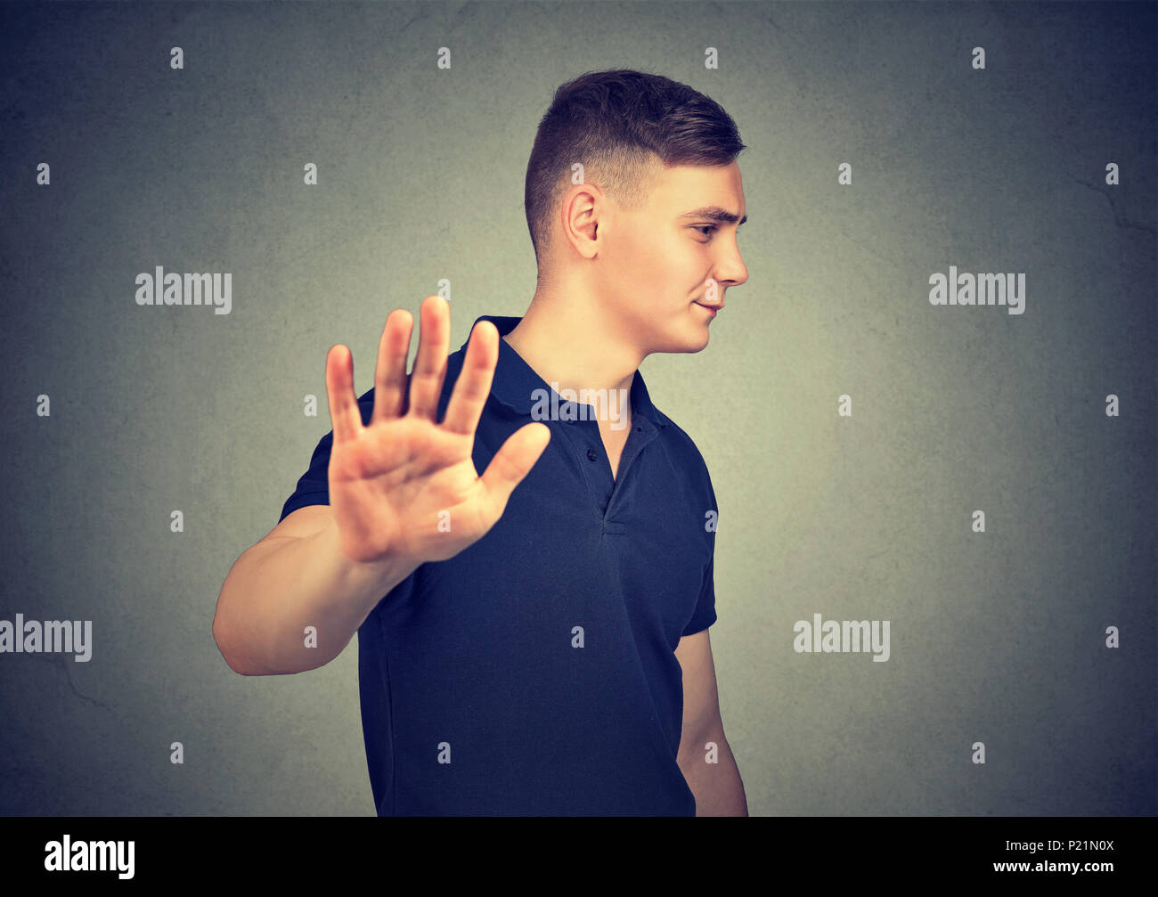 Closeup Portrait verärgert, wütend Mann mit schlechten Haltung geben sprechen Geste zu isoliert auf grauen Hintergrund. Negative menschliche Emotion Gesicht Express Stockfoto