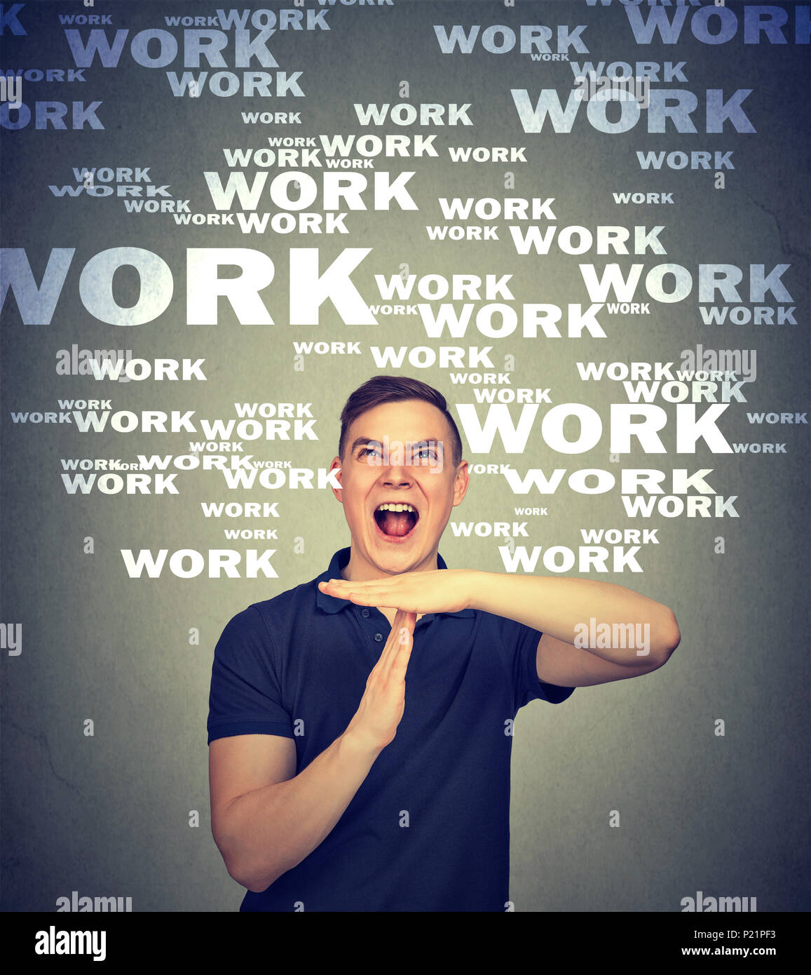 Legerer Mann fragt nach Timeout mit großen Belastung der Arbeit betont. Stockfoto