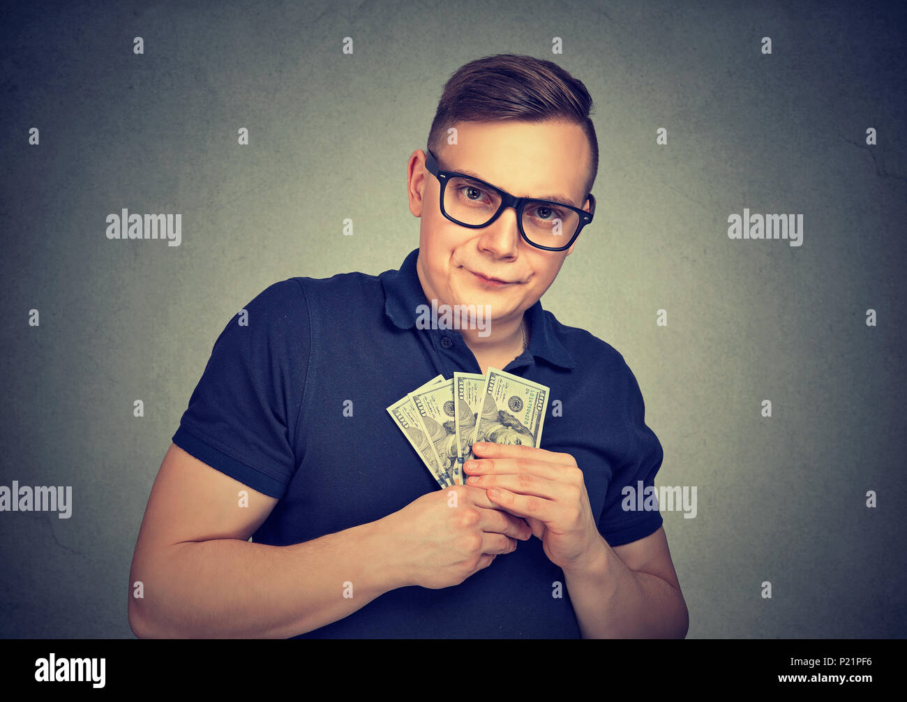 Ernsthafte verdächtige gierigen Mann mit Geld Stockfoto