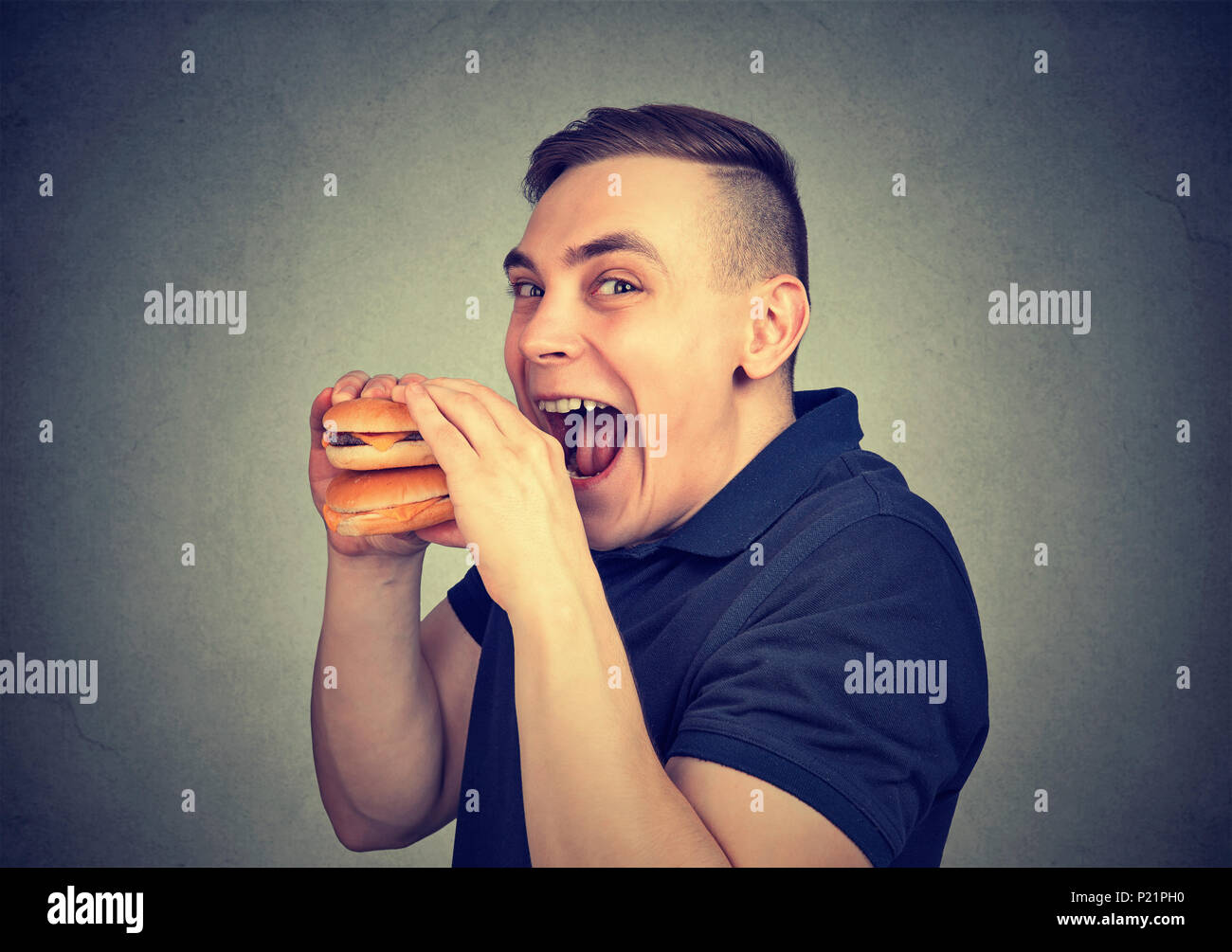 Mann essen Lust auf einen leckeren Burger Stockfoto