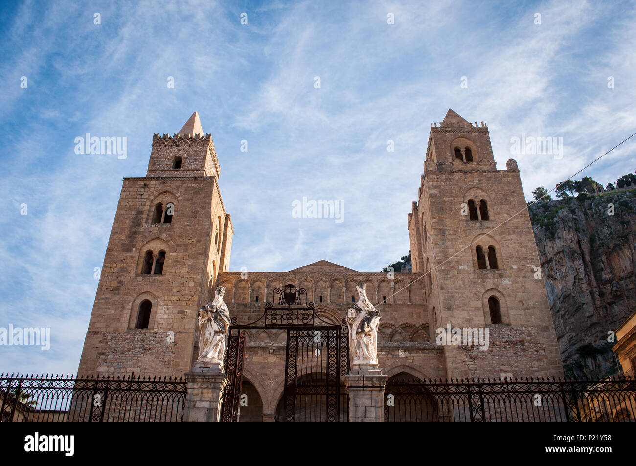 Ein Blick auf die Mittelalterliche Norman katholische Kathedrale von Cefalu. Arabische Türmen. Sizilien, Italien. Unesco Weltkulturerbe. Stockfoto