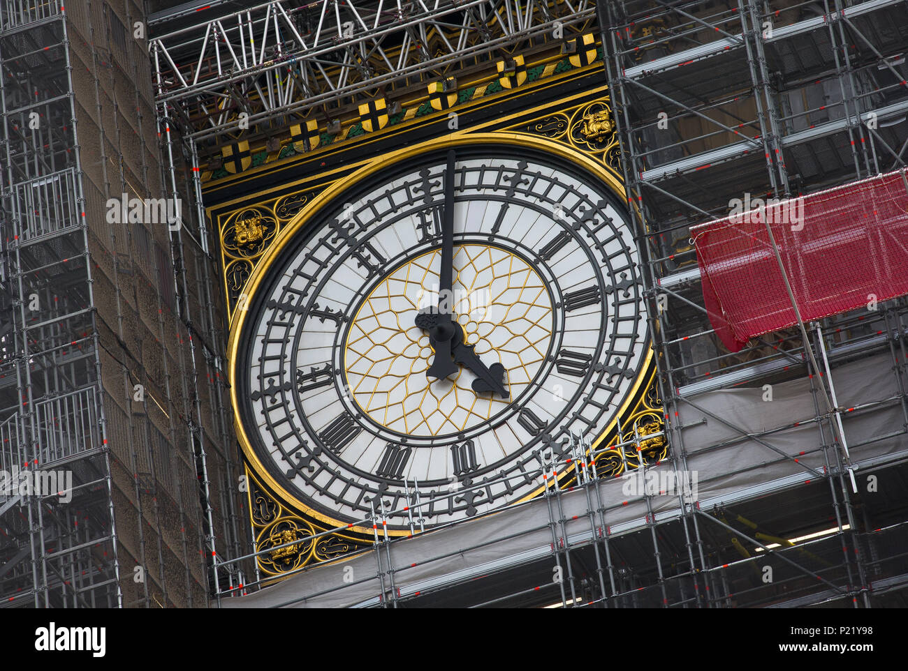 Einrüstung umgibt das Zifferblatt des Big Ben Elizabeth Tower Palace of Westminster Häuser des Parlaments während der Renovierungsarbeiten Reparaturen und Restaurationen Stockfoto