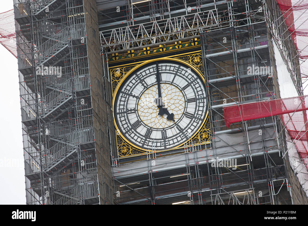 Einrüstung umgibt das Zifferblatt des Big Ben Elizabeth Tower Palace of Westminster Häuser des Parlaments während der Renovierungsarbeiten Reparaturen und Restaurationen Stockfoto