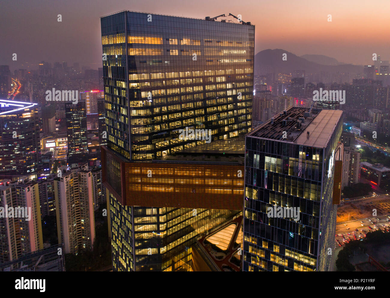 Luftaufnahme von Tencent Hauptsitz in Shenzhen, China. Der 250 Meter hohen Zwillingstürme von sky Brücken und insgesamt verbunden sind, können Haus 12.000 Empl Stockfoto