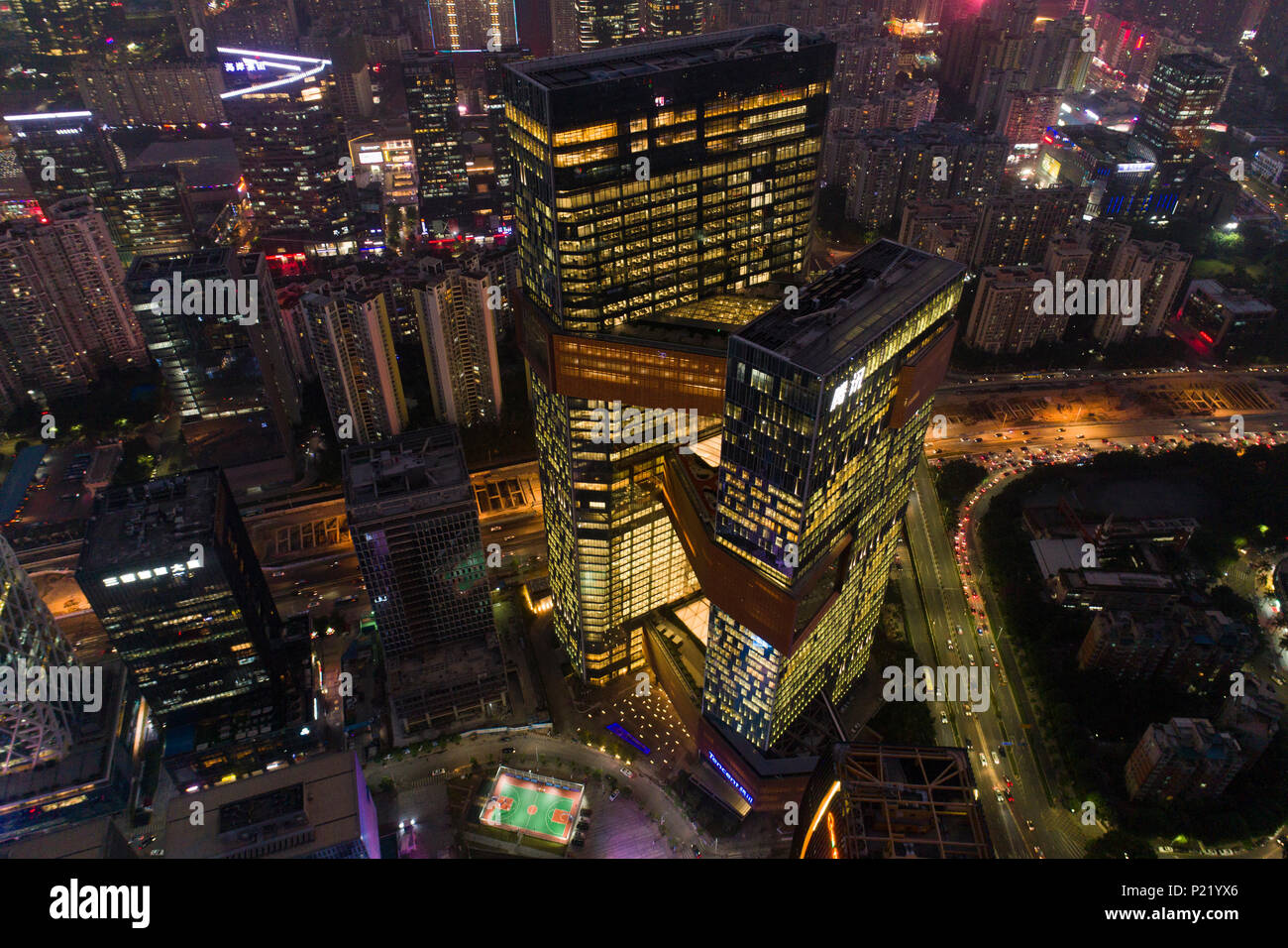 Luftaufnahme von Tencent Hauptsitz in Shenzhen, China. Der 250 Meter hohen Zwillingstürme von sky Brücken und insgesamt verbunden sind, können Haus 12.000 Empl Stockfoto