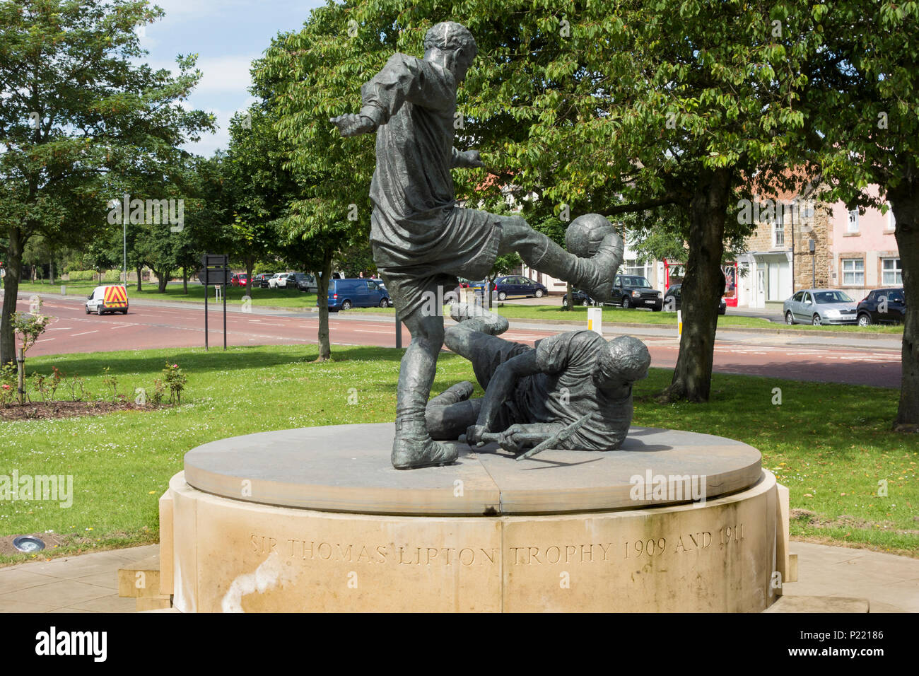 Wm Statue auf Village Green im West Auckland, County Durham, England. UK. Village team West Auckland F.C. gewann die erste WM in 1909. Stockfoto