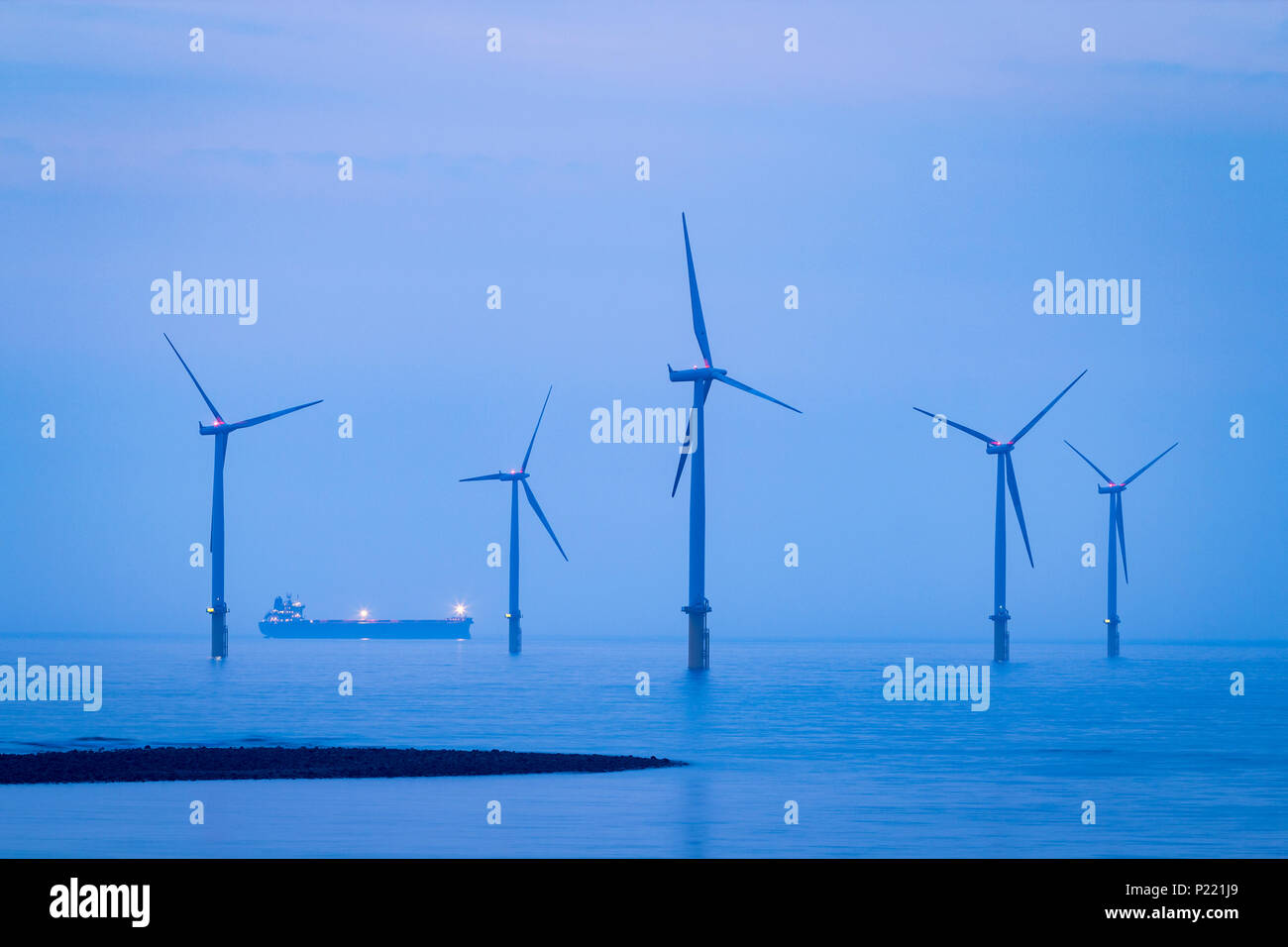 Teesside Offshore Windpark in Redcar an einem nebligen, ruhigen Morgen an der Nordostküste Englands. VEREINIGTES KÖNIGREICH Stockfoto