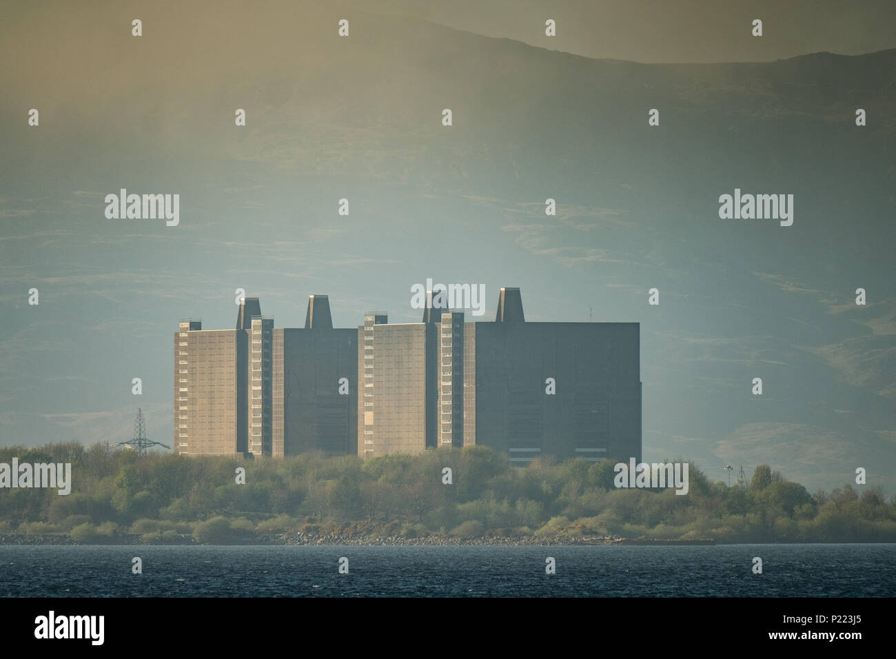 Trawsfynydd See und die sich abzeichnende Hauptteil der stillgelegtes Kernkraftwerk, Snowdonia National Park, Gwynedd, Wales UK Stockfoto