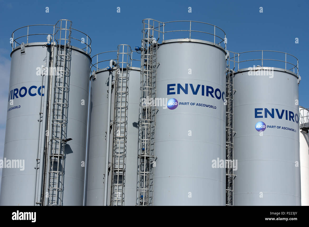 Silos, die Teil der Enviroco zu Ascoworld Branchen arbeiten, die in der Öl- und Abfallwirtschaft Sektoren angegliedert. Stockfoto