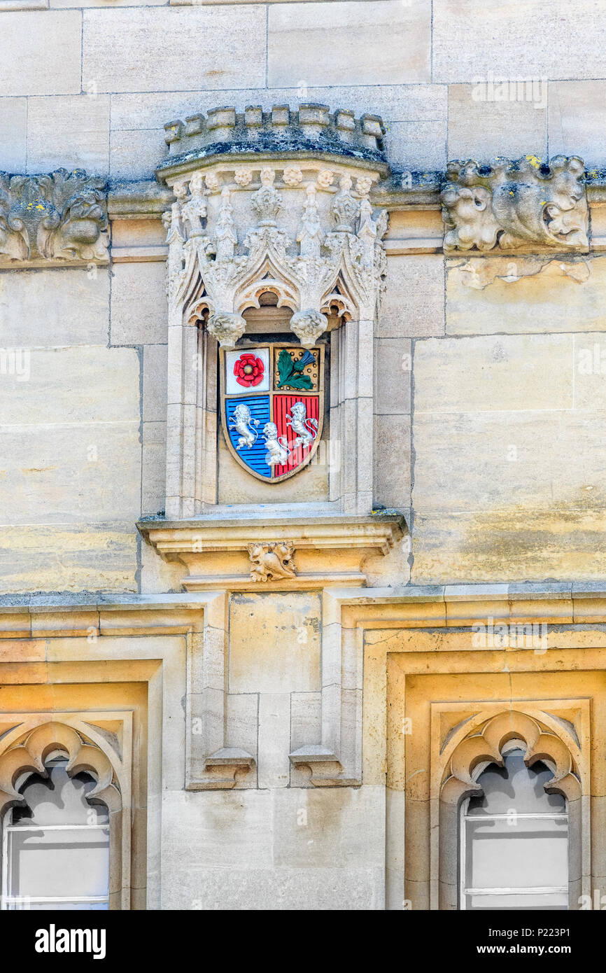 Malte Wappen in einer verzierten Stein Nische auf einer Außenwand von Pembroke College an der Universität Oxford, England. Stockfoto