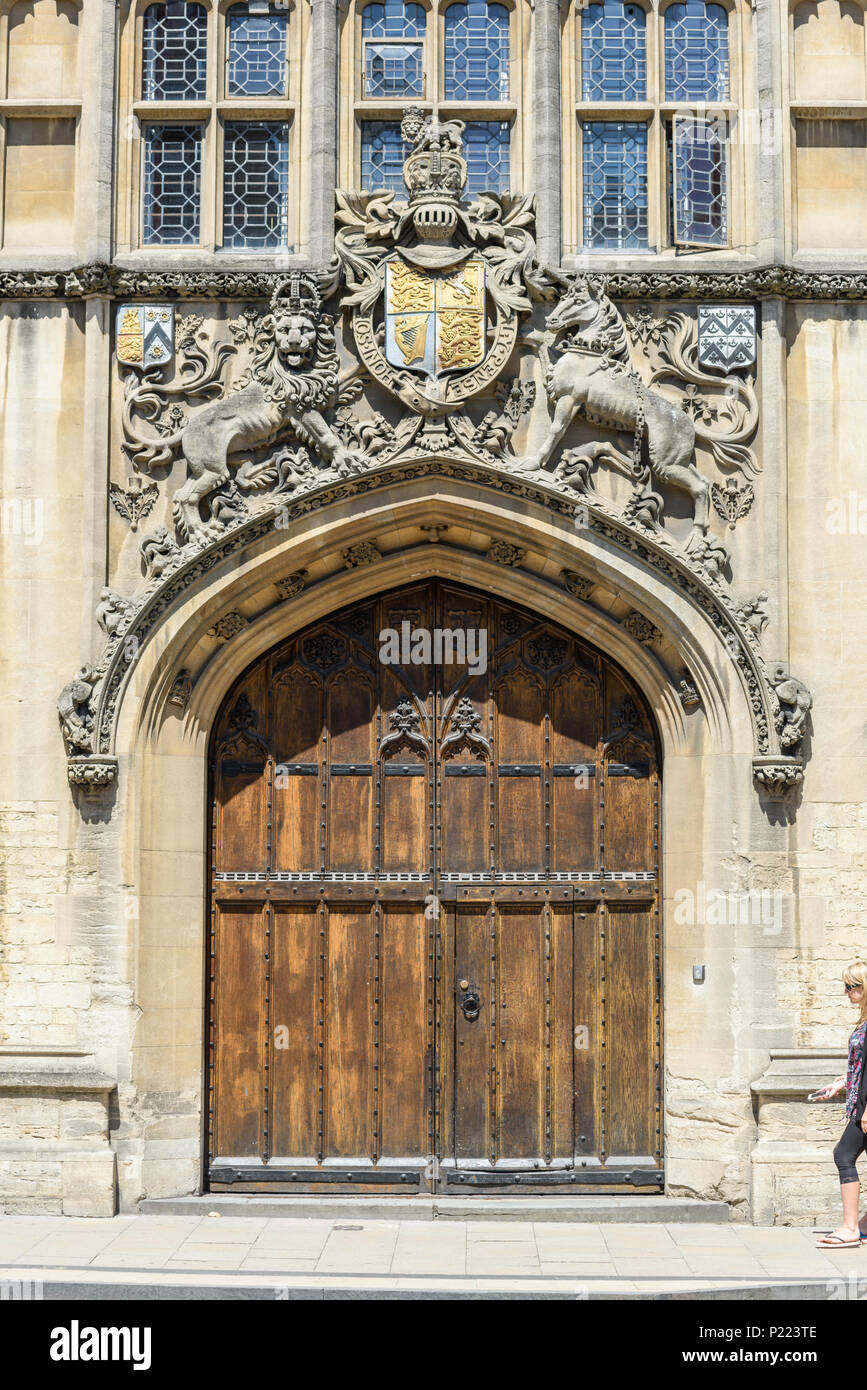 Vor dem Eingang zum Queen's College in der High Street an der Universität von Oxford, England. Stockfoto