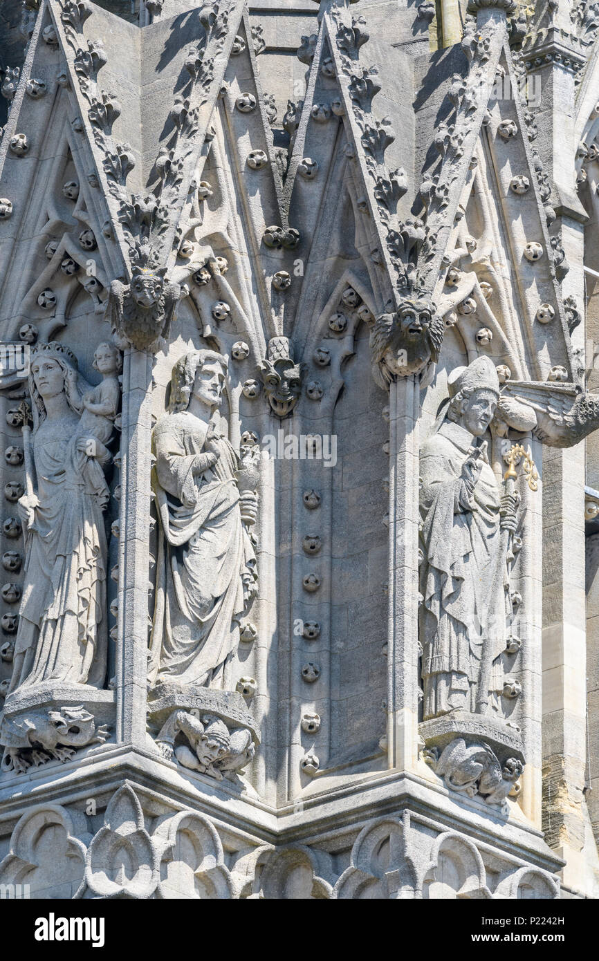 Details der Statuen auf der Turmspitze von St. Maria, der Jungfrau, christain Kirche an der Universität von Oxford, England. Stockfoto