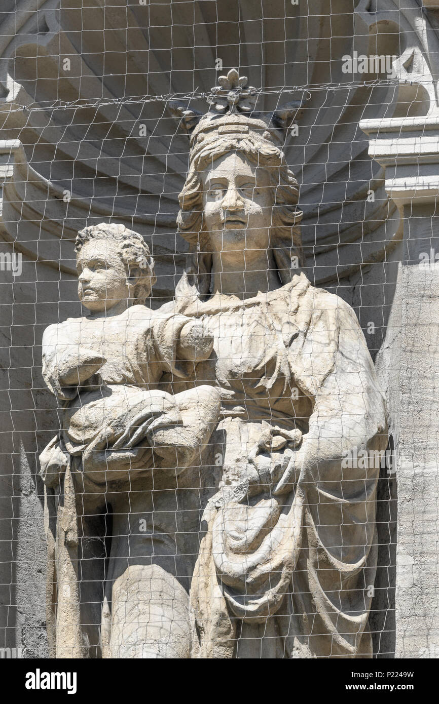 Statue von Maria und ihrem Sohn Jesus über dem Eingang der Hl. Jungfrau Maria christain Kirche an der Universität von Oxford, England. Stockfoto