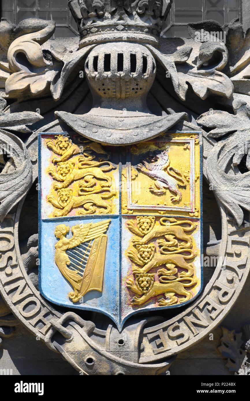 Wappen auf der Außenseite der vorderen Wand der Queen's College in der High Street an der Universität von Oxford, England. Stockfoto