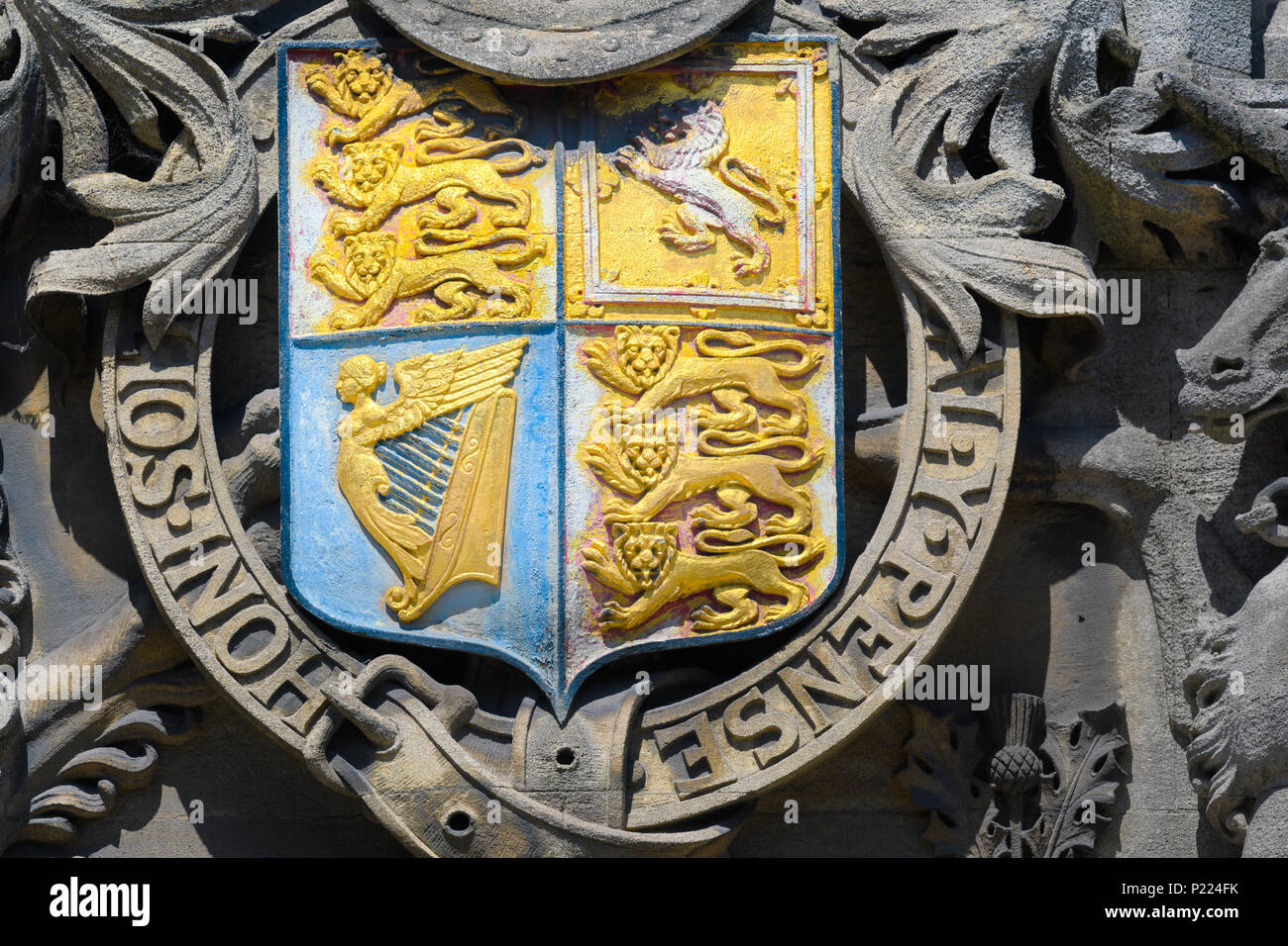 Wappen auf der Außenseite der vorderen Wand der Queen's College in der High Street an der Universität von Oxford, England. Stockfoto