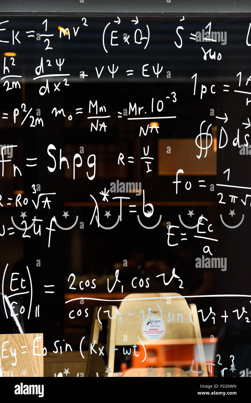 Mathematische Symbole auf einem Fenster des Wagamama Restaurant in Oxford, England. Stockfoto