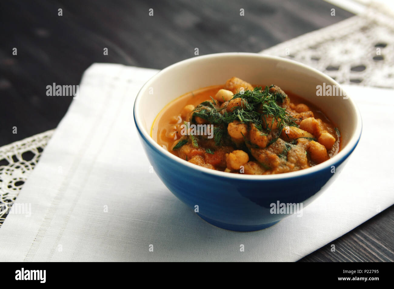 Einfache Gemüsesuppe. Europäische Küche. Kichererbsen, Kartoffeln und Karotten. Ökologische Lebensmittel. Vegane Gerichte. Vegetarisches Mittagessen. Stockfoto