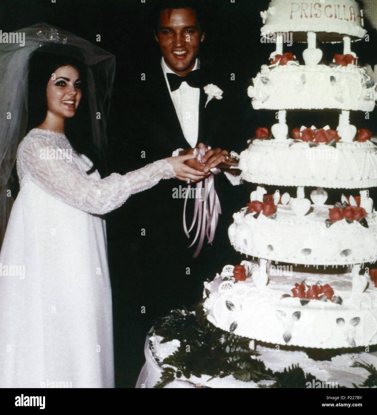 Der amerikanische Sänger Elvis Presley an seiner Hochzeit mit Priscilla Presley im Jahre 1967. Stockfoto