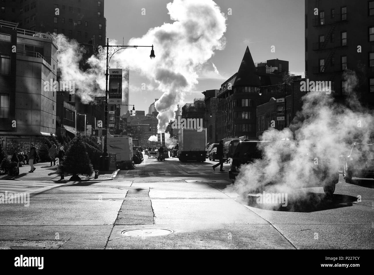 Atmosphärische Rauch und Dampf in Greenwich Village, New York (Schwarz und Weiß) Stockfoto