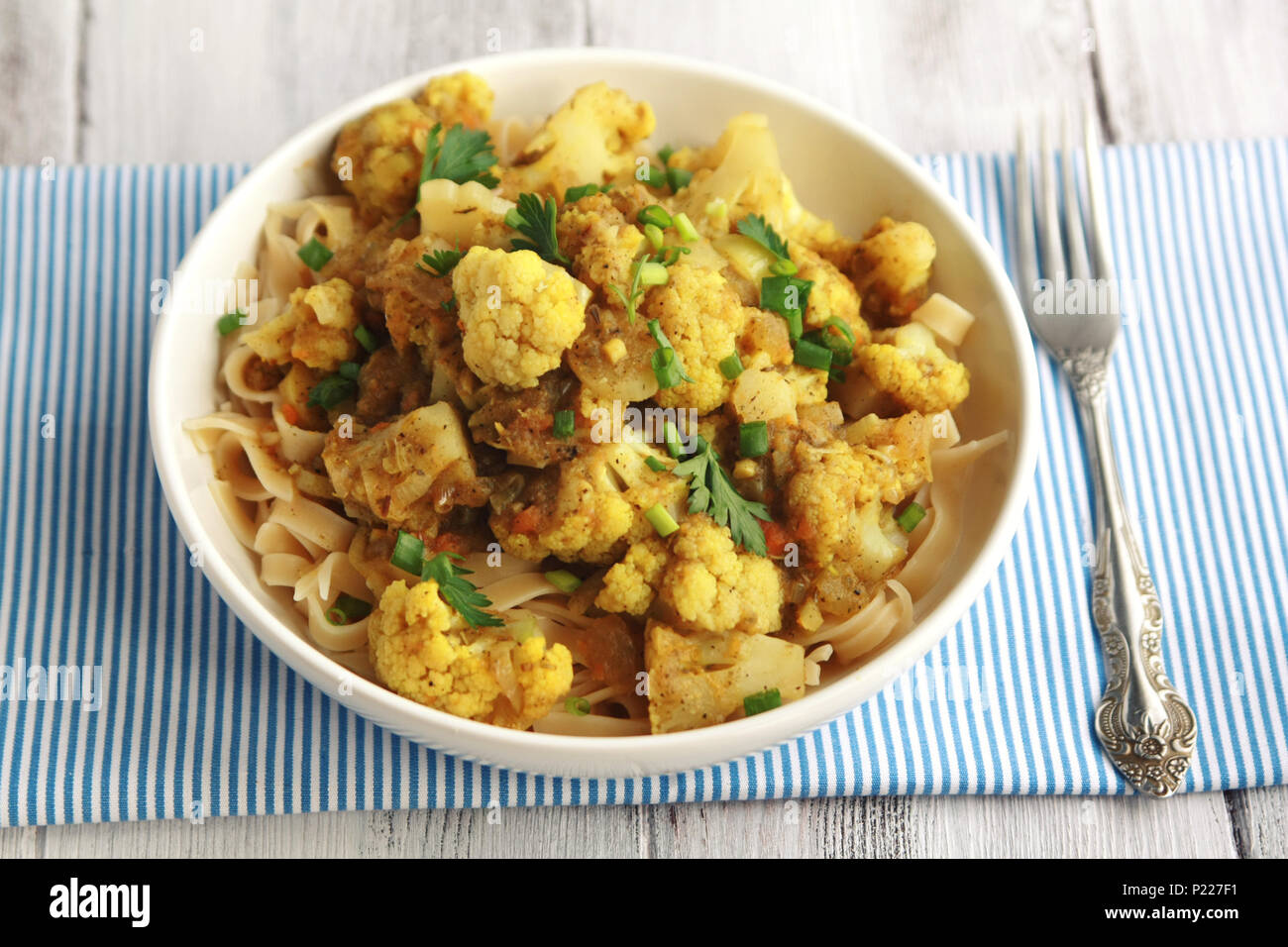 Blumenkohl Eintopf mit Curry. Europäische Küche. Ribbon Nudeln mit Gemüse. Veganes Mittagessen. Einfache hausgemachte Gerichte. Gemüse und Pasta. Main co Stockfoto