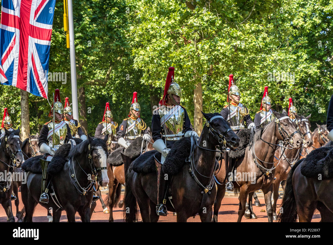 Soldiers of the Blues and Royals zu Pferd, machen sich ihren Weg entlang der Mall in Trooping the Color oder Queen's Birthday Parade, London, Großbritannien Stockfoto
