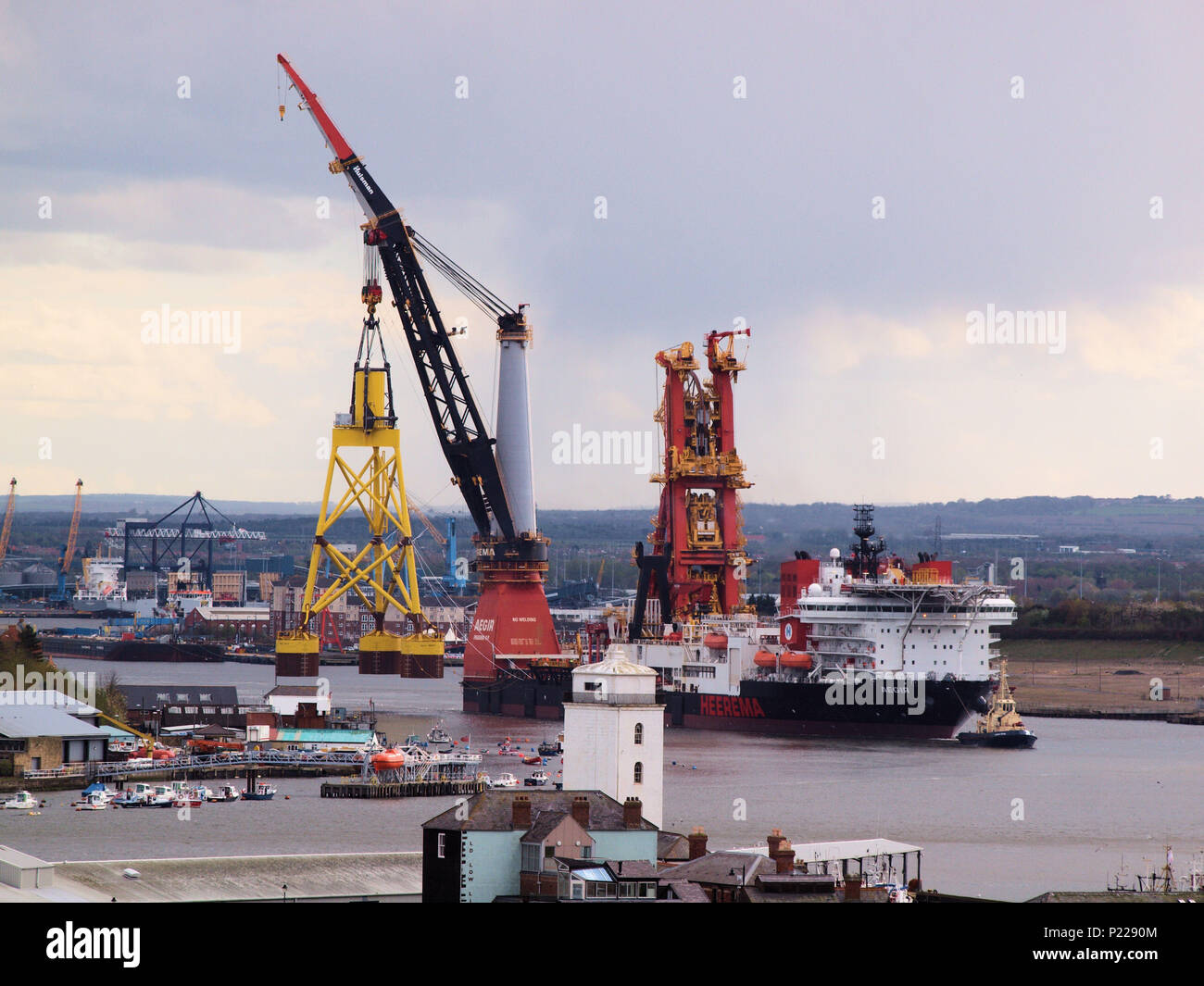 Die50228 Tonnen Heerema "aegir" subsea Heavy lift Bau Schiff Transport einer Windenergieanlage Jacke (Beine) auf den Fluss Tyne, UK. Stockfoto