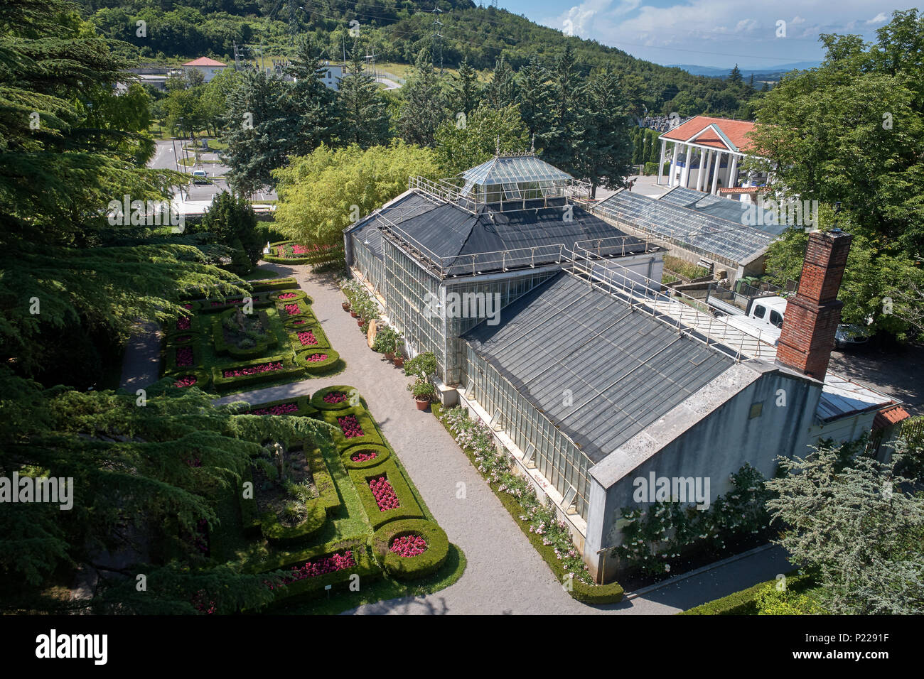 Botanischer Garten von Sežana, Slowenien aus dem 19. Jahrhundert, einem 150 Jahre alten Zeder, Blumenbeete, blühende Laubengänge und die palmarium - Garten der Freude Stockfoto