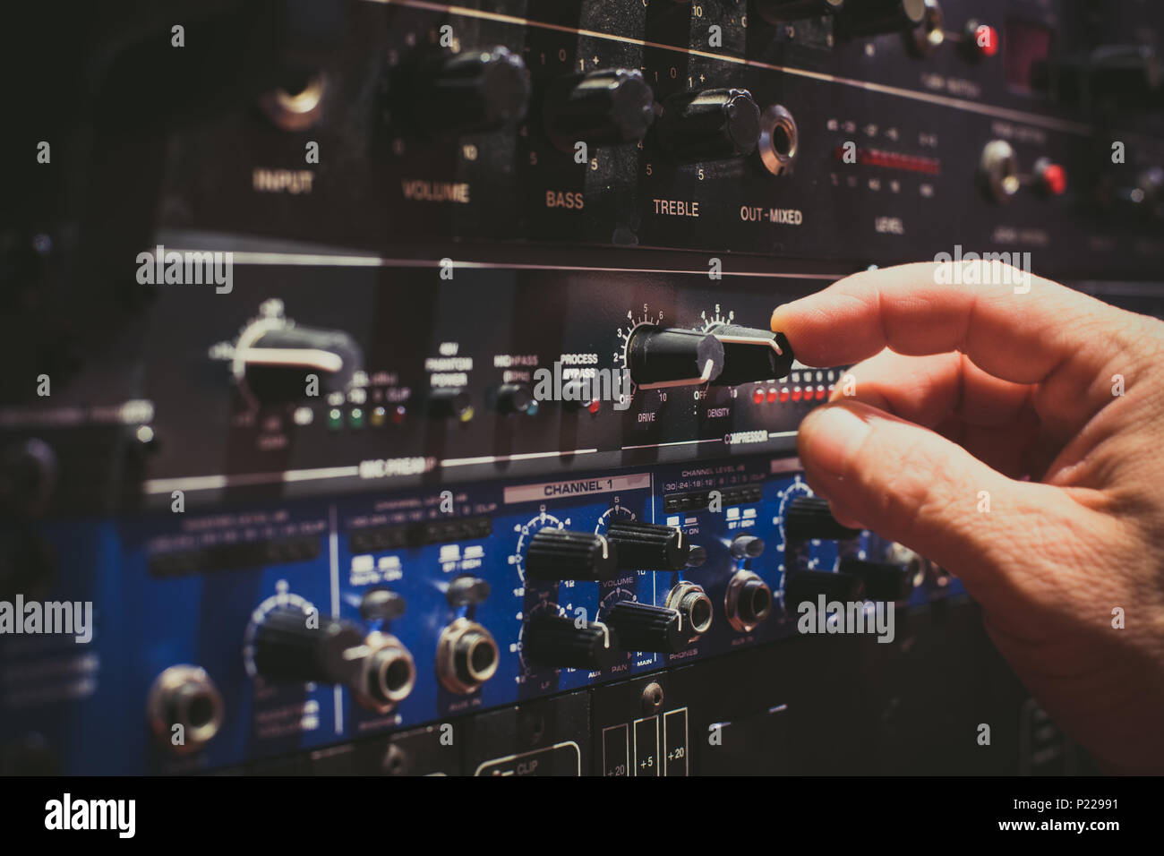 Makro Nahaufnahme der vintage Sound Studio Audio Equipment Control panel Knöpfe und Ebenen der menschlichen Hand Feinabstimmung selektiven Fokus Stockfoto