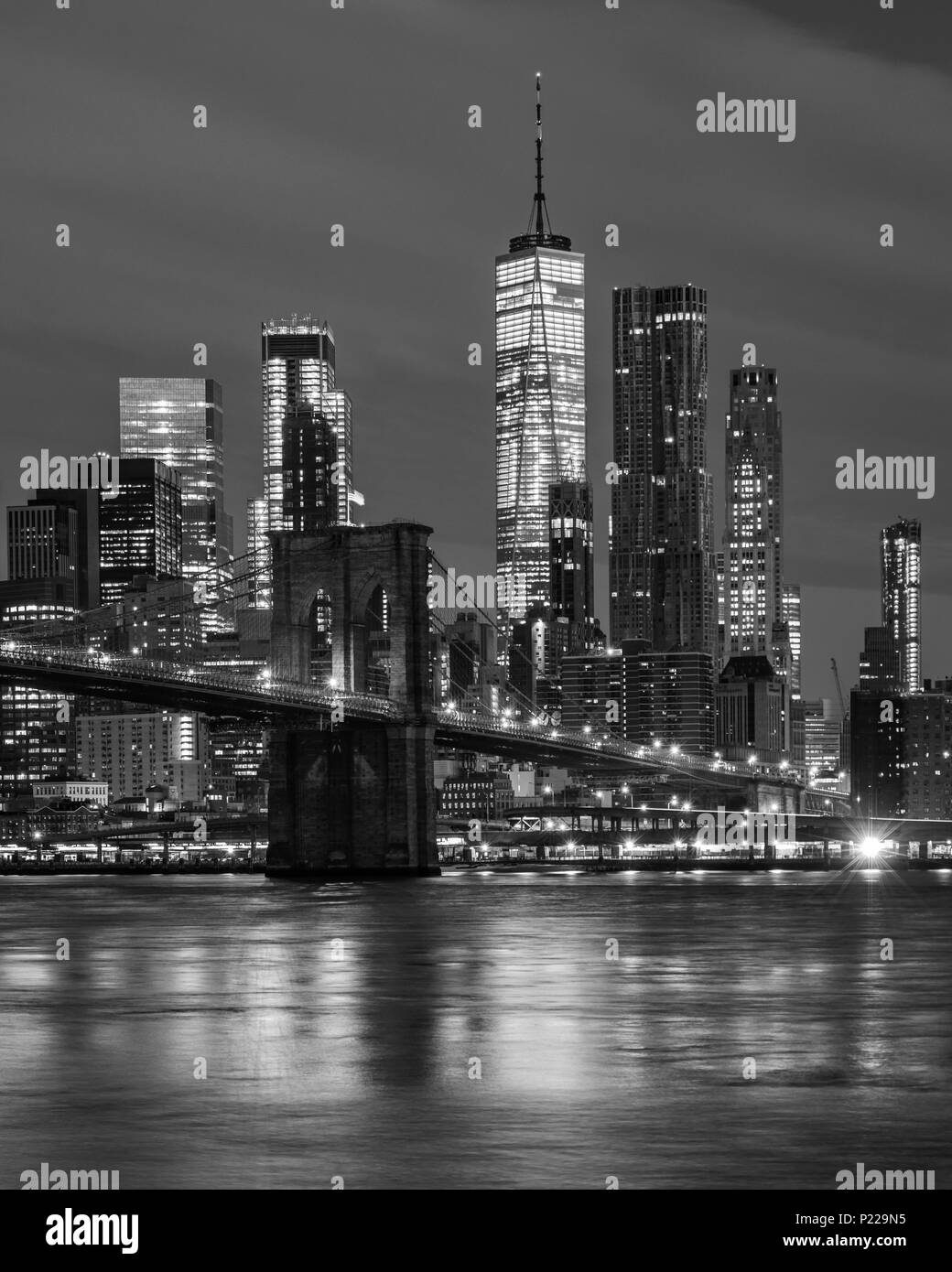 Brooklyn Bridge, Manhattan und das World Trade Center in der Morgendämmerung über dem East River aus Brooklyn, New York, USA Stockfoto