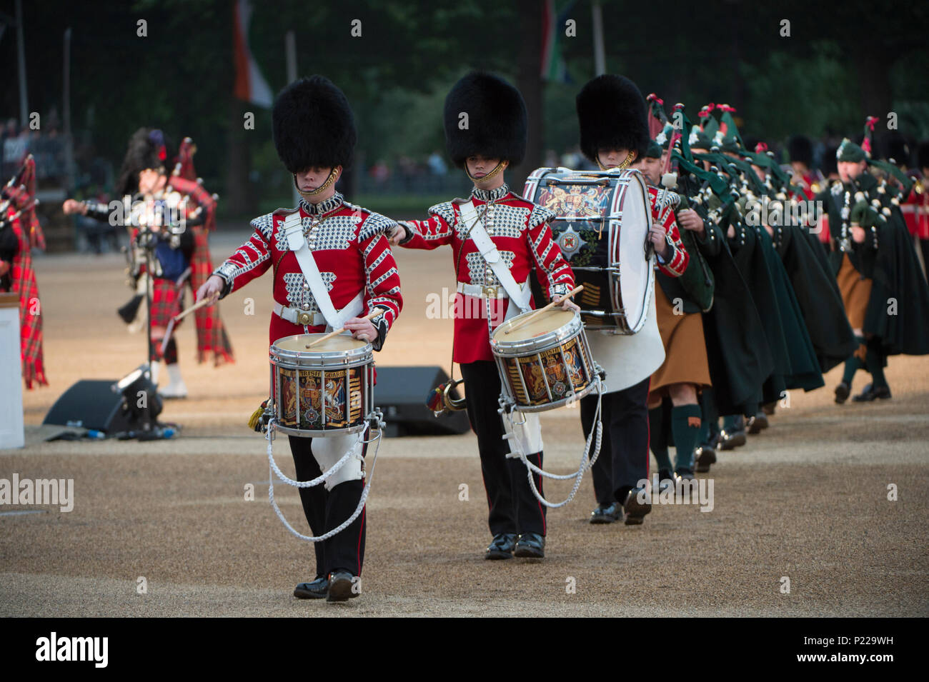 Vom 7. Juni 2018, London, UK. Britische Armee schlagen Retreat Abend militärische Musik spektakulär in Horse Guards Parade. Credit: Malcolm Park/Alamy Stockfoto