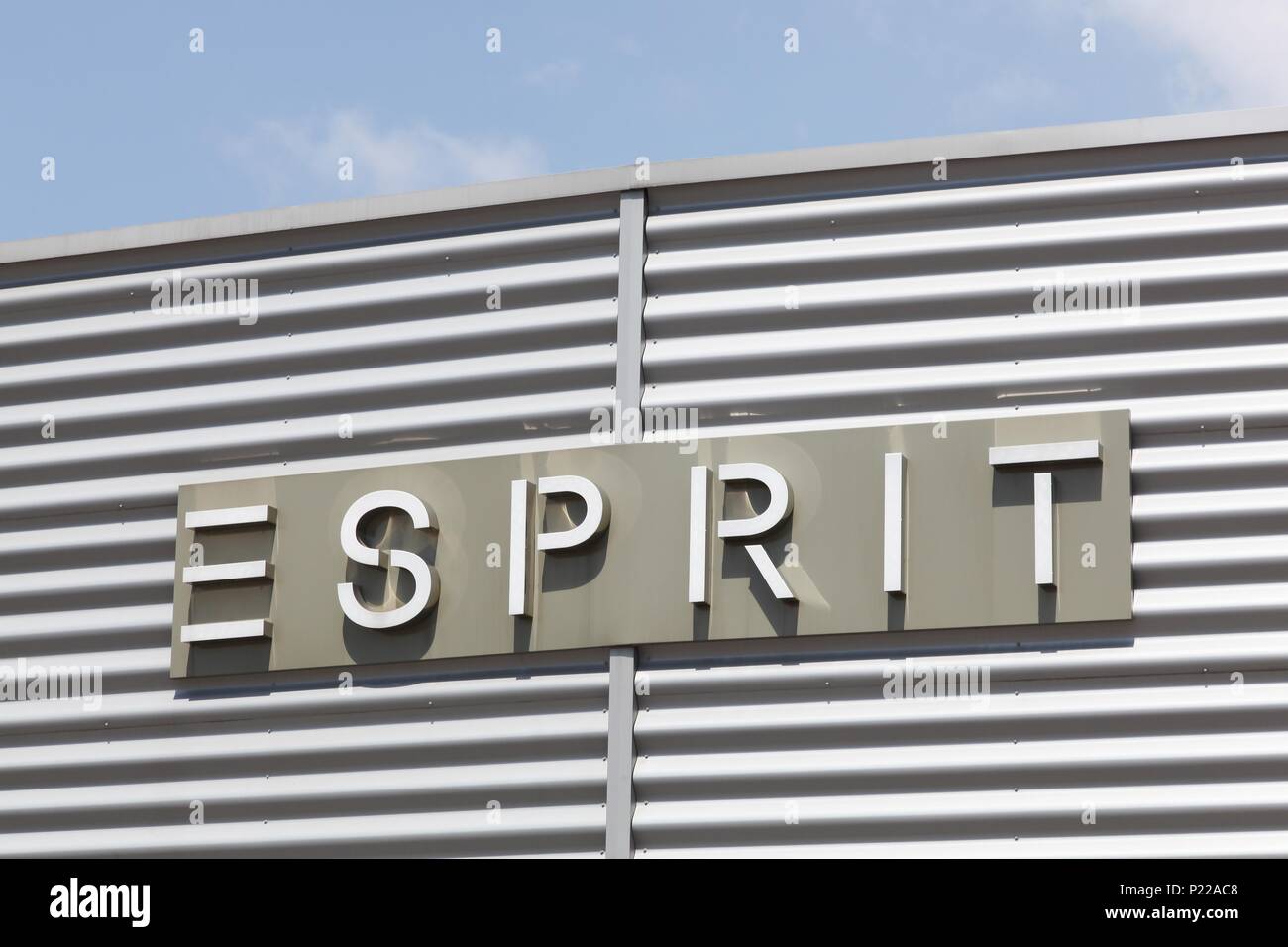 Saint Martin, Frankreich - 25. Juni 2017: Esprit Logo auf einer Fassade. Esprit ist ein Hersteller von Kleidung, Schuhe, Accessoires, Schmuck und Haushaltswaren Stockfoto