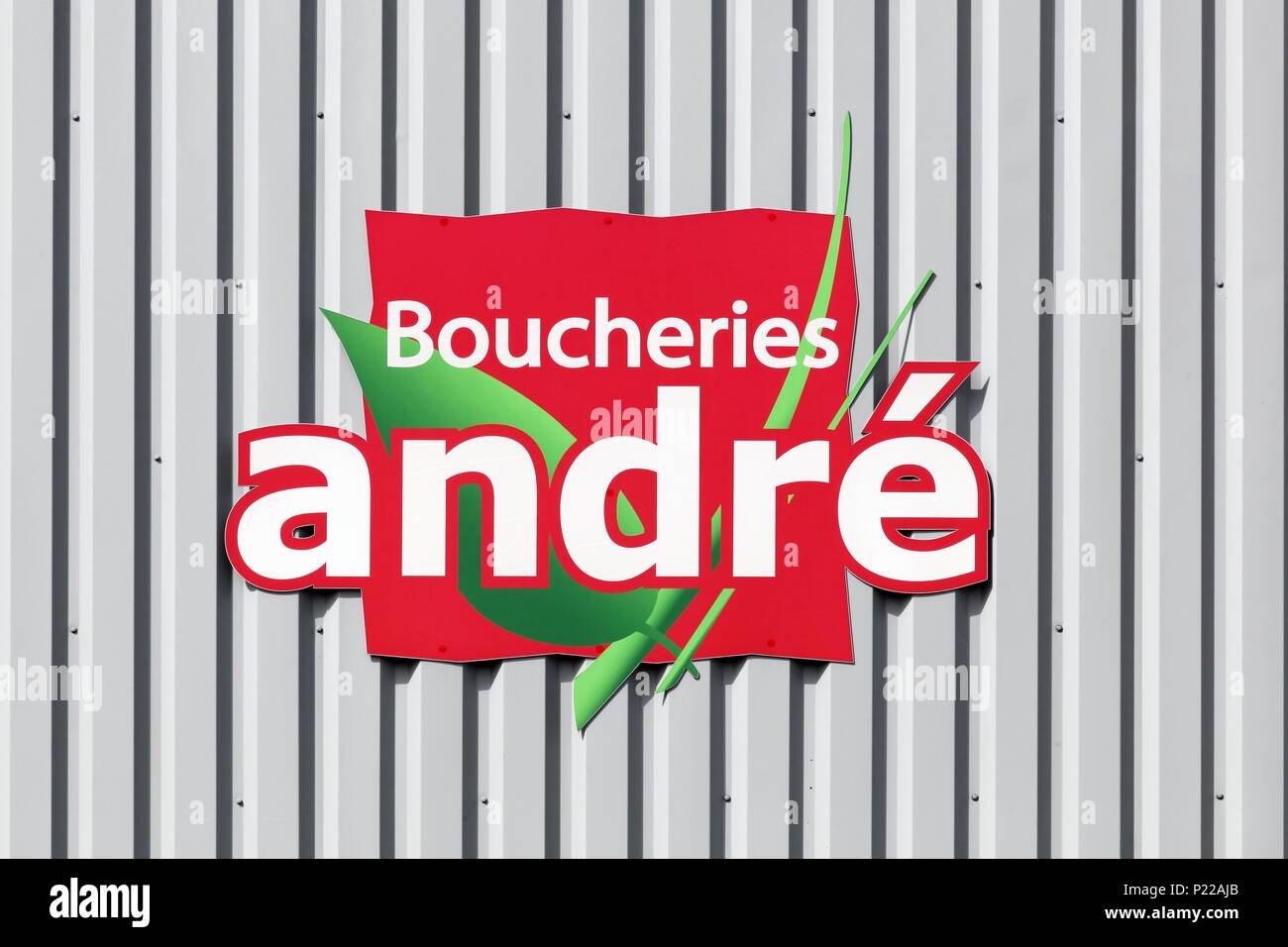 Krippen, Frankreich - Juni 5, 2018: boucherien Andre Logo auf eine Wand. Boucherien Andre ist eine Kette von Metzgereien in Frankreich Stockfoto