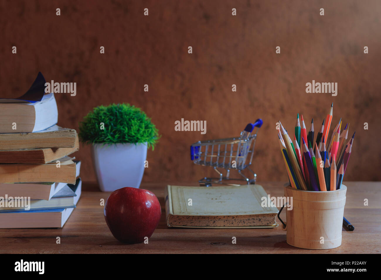 Buch auf dem Holztisch in der Alten Erde Zimmer Stockfoto