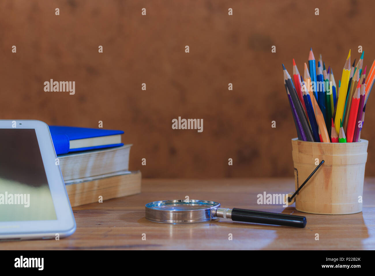 Buch auf dem Holztisch in der Alten Erde Zimmer Stockfoto