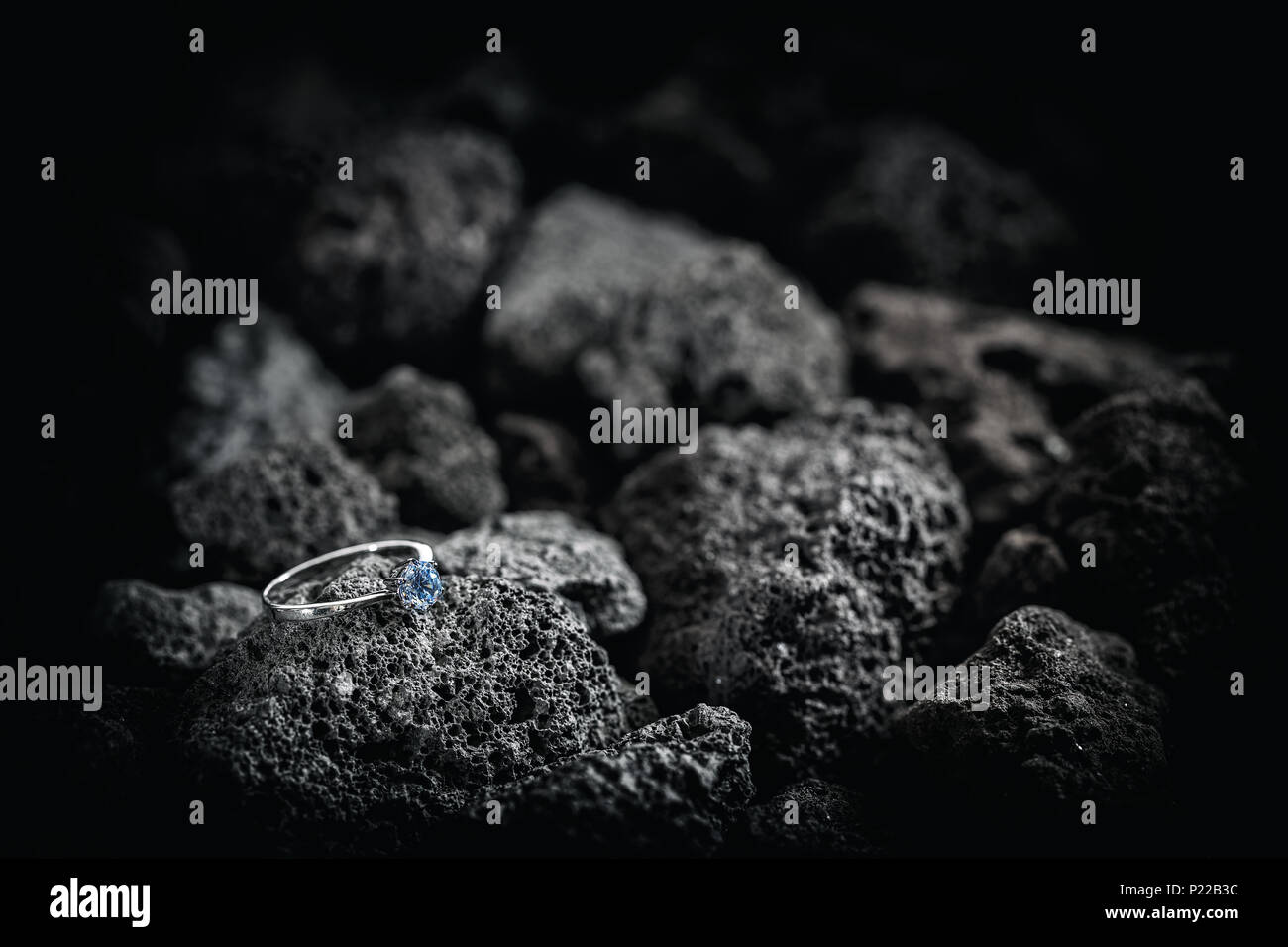 Silber Ring mit Kristallen auf Dark Rock Hintergrund Stockfoto