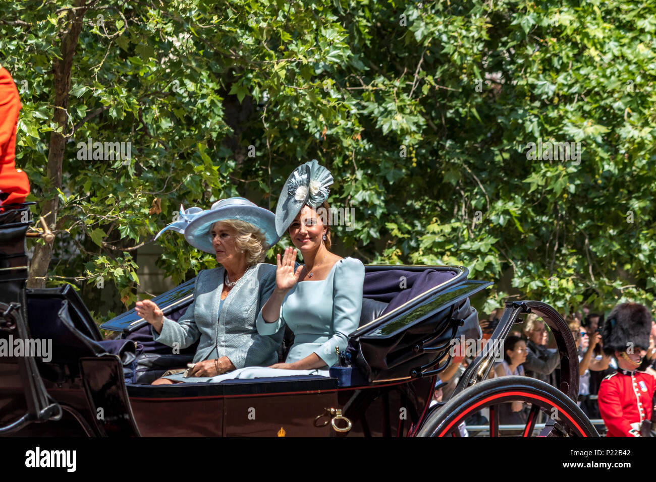 Die Herzogin von Cambridge und die Herzogin von Cornwall reiten in einer Kutsche und winken den Massen auf der Mall in Trooping the Color, London, Großbritannien, 2018 Stockfoto