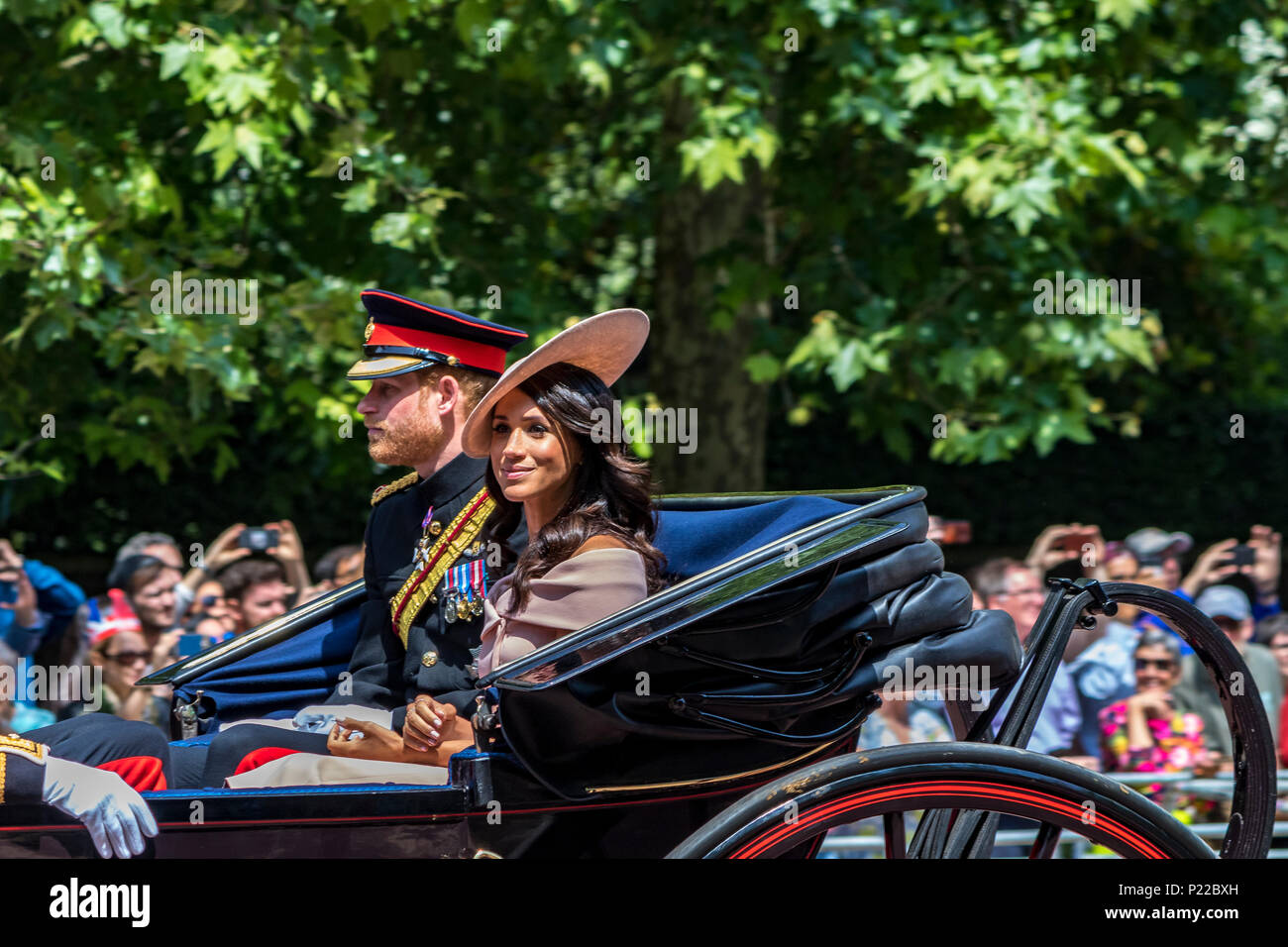 Prinz Harry, der Herzog von Sussex, und Meghan Markle, die Herzogin von Sussex, fahren gemeinsam in einer Kutsche beim Trooping of the Color London, UK, 2018 Stockfoto