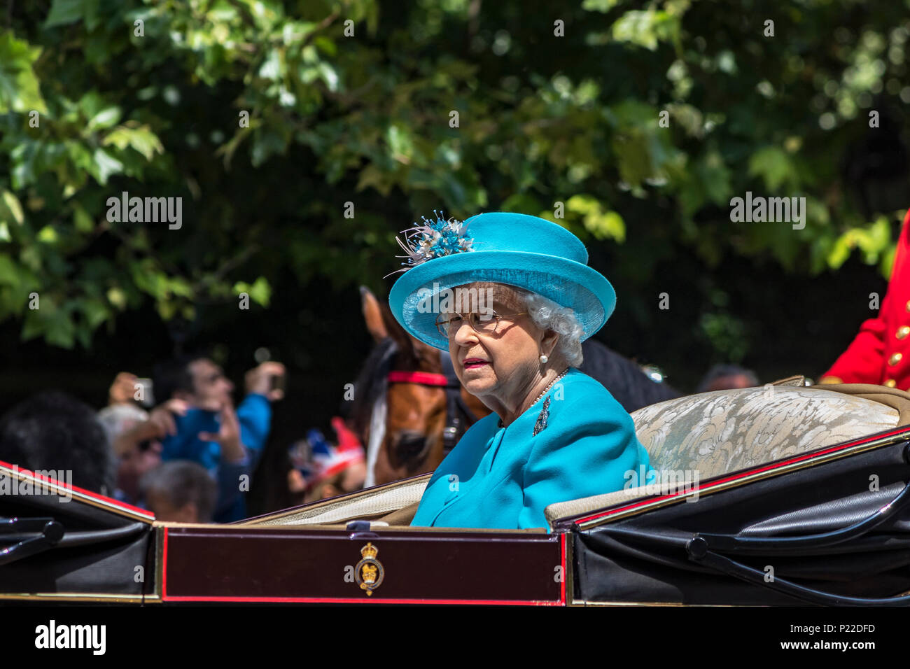 Ihre Majestät, die Königin, fährt allein in einer Kutsche entlang der Mall bei der 2018 Trooping of the Color Ceremony in London, Großbritannien Stockfoto