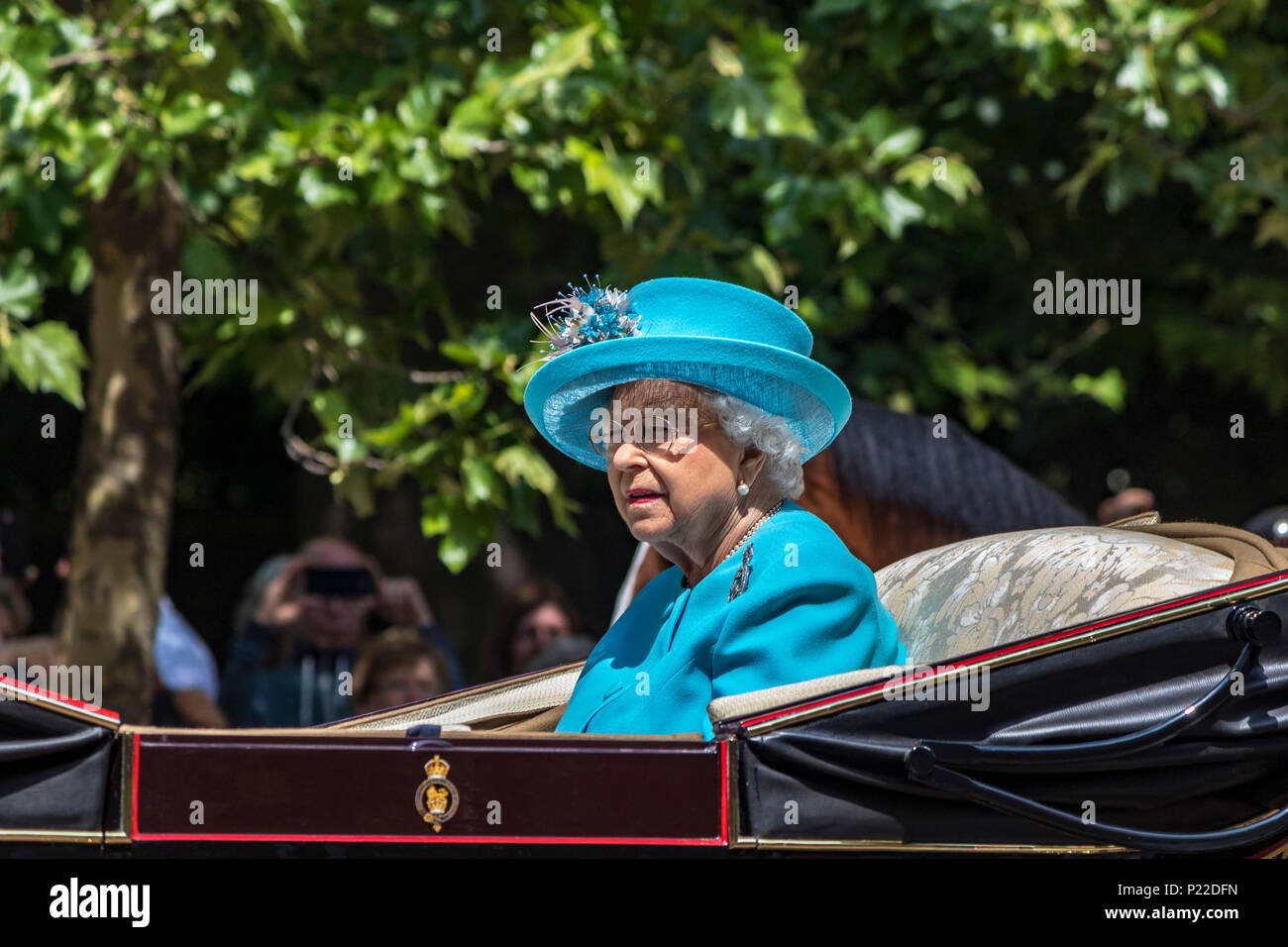 Ihre Majestät, die Königin, fährt allein in einer Kutsche entlang der Mall bei der 2018 Trooping of the Color Ceremony in London, Großbritannien Stockfoto