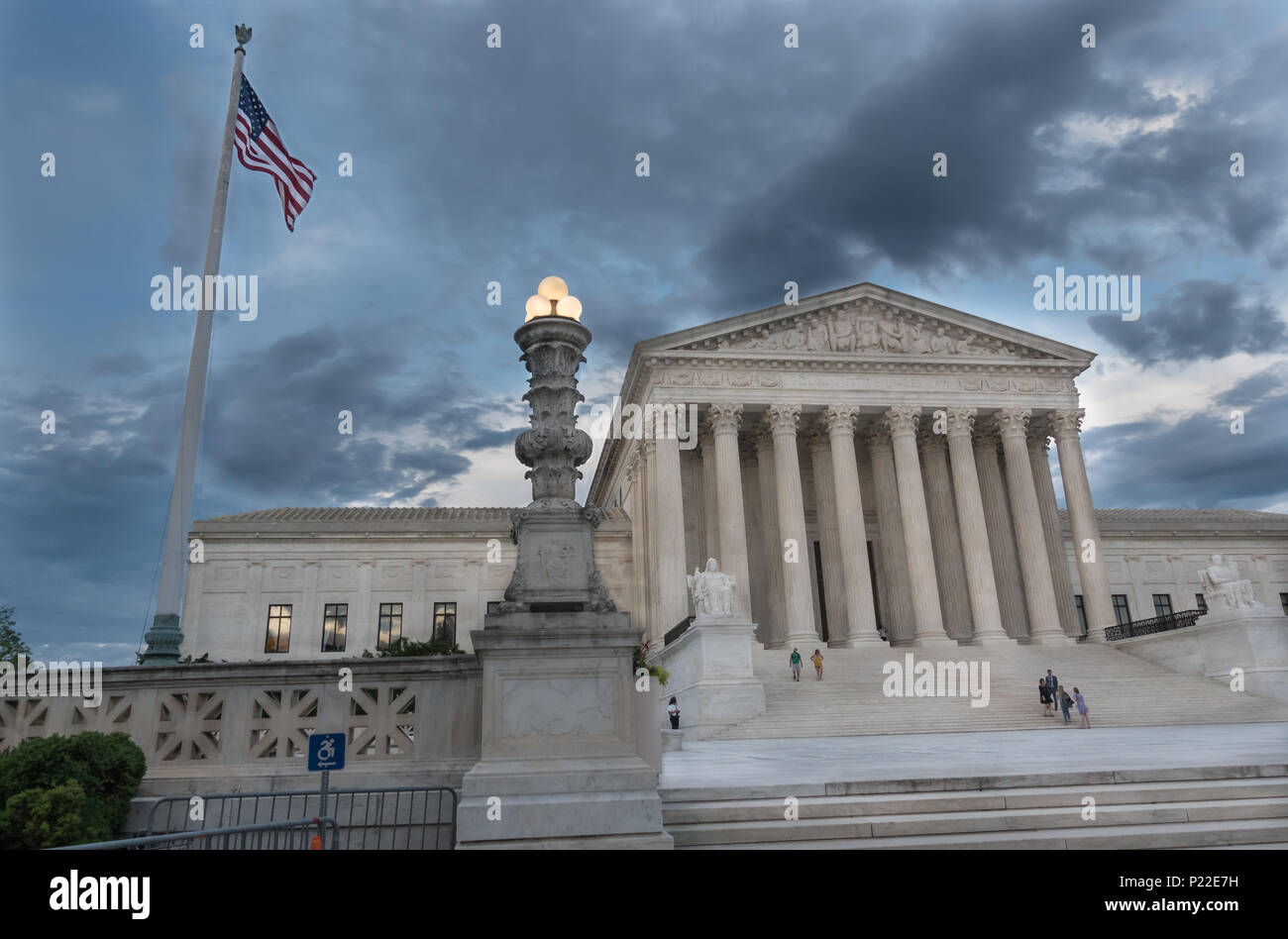 Abend, US Supreme Court Building, Washington, DC, Flagge Stockfoto