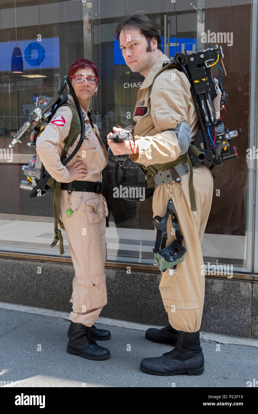 Das wirkliche Leben voll ausgestattete Ghostbusters auf 45th Street, in Midtown Manhattan, New York City, Stockfoto