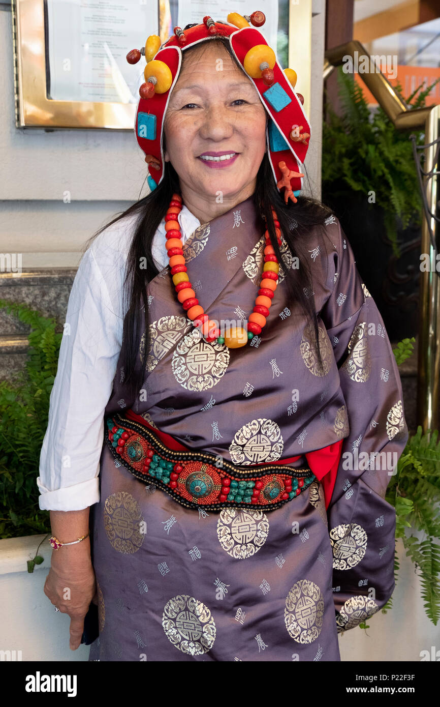 Porträt einer Nepalesischen amerikanische Frau in der traditionellen Art und Weise bei der Vietnamesischen Amerikanischen kulturellen Parade. Stockfoto