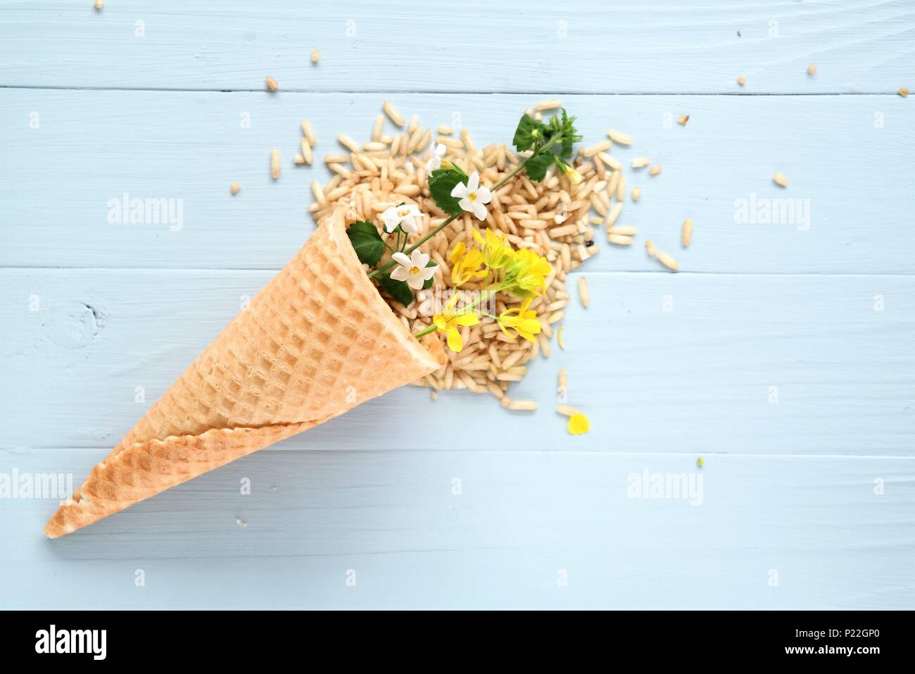 Reiche Nahrung, brauner Reis mit Eis Konus pastell-blaue Holz- Hintergrund Stockfoto