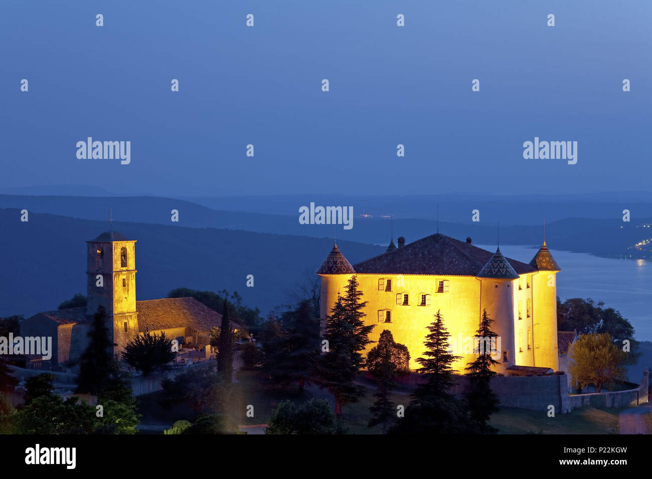 Schloss und Kirche von Aiguines, Provence, Provence-Alpes-Cote d'Azur, Frankreich, Stockfoto