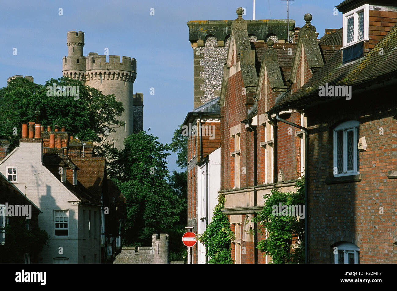Maltravers Straße in der Altstadt von Arundel, West Sussex, mit Arundel Castle im Hintergrund Stockfoto